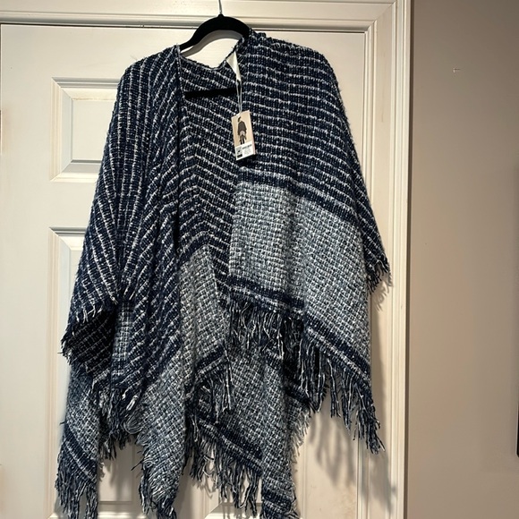 Poncho Wrap - Picture 1 of 7
